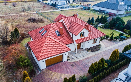 dom z czerwonym dachem z lotu ptaka